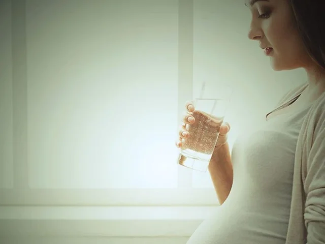 در دوران بارداری چه مقدار آب باید بنوشید؟
